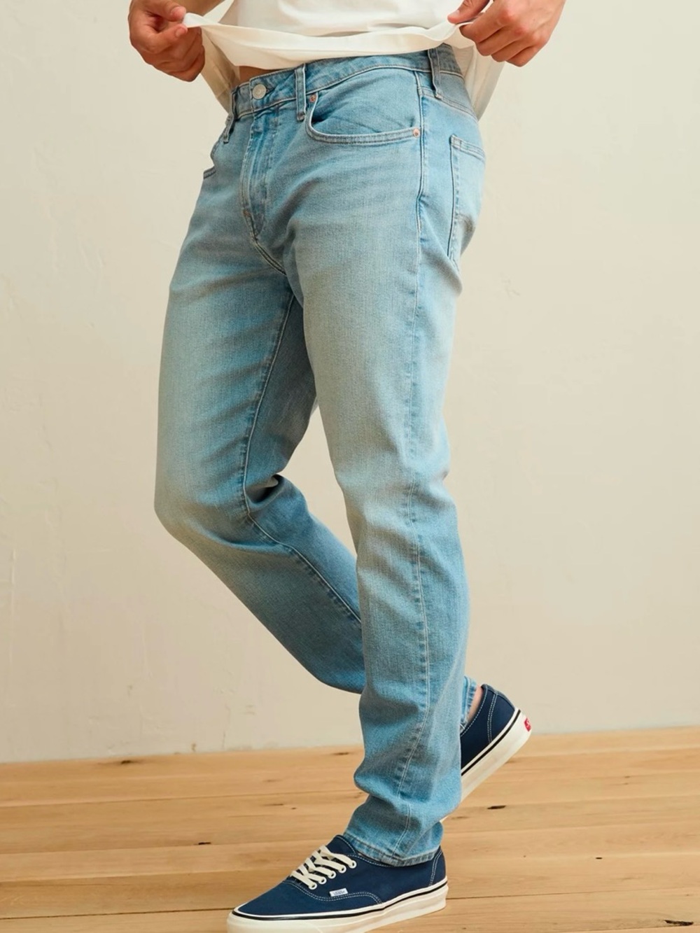 American Eagle men’s Athletic Fit Jeans in Light Bright Indigo size 30/36 NWT